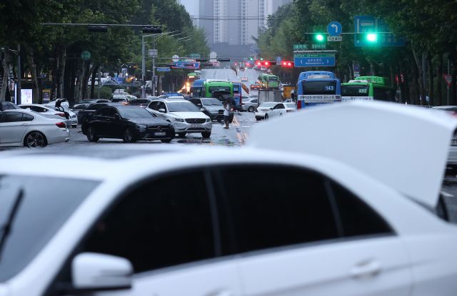 서울 강남구 대치역 인근 도로에서 9일 폭우로 침수됐던 차들이 방치돼 있다. 연합뉴스