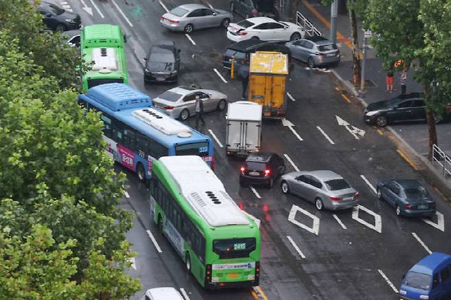 폭우가 내린 9일 오전 서울 강남구 대치역 인근 도로에 침수됐던 차들이 주차돼 있다. [사진 출처 = 연합뉴스]