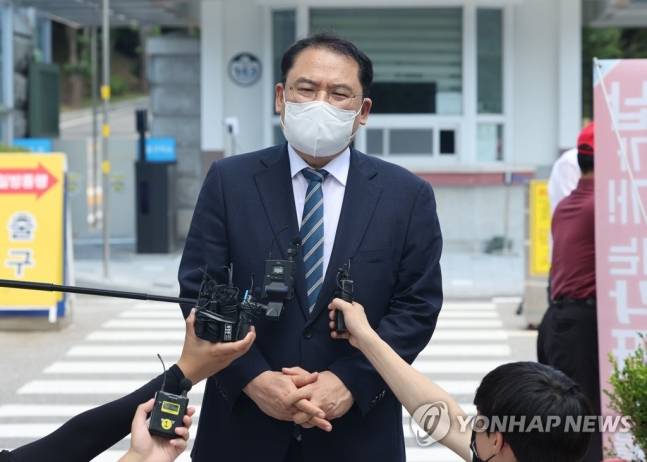 국민의힘 이준석 대표에게 성 접대를 한 의혹을 받는 김성진 아이카이스트 대표 측 법률대리인인 강신업 변호사가 지난달 28일 오전 경기 의왕 서울구치소에서 김 대표의 오전 접견을 마치고 기자회견을 하고 있다. [사진 출처 = 연합뉴스]