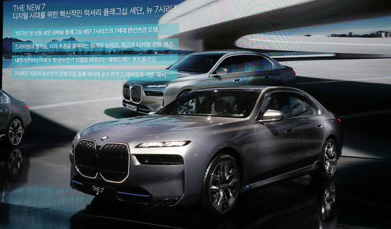 (서울=뉴스1) 박세연 기자 = BMW코리아가 24일 서울 동대문구 동대문디자인플라자(DDP)에서 열린 BMW 엑설런스라운지 2022에서 11월 정식출시 예정인 럭셔리 플래그십 세단 뉴7시리즈를 공개하고 있다.  2022.5.24/뉴스1