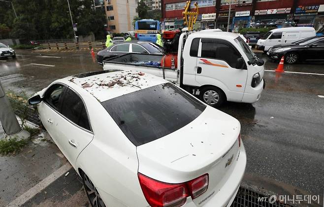 밤사이 서울 등 중부지방에 기록적 폭우가 내린 가운데 9일 오전 서울 서초구 인근 도로에 침수됐던 차량들이 모습을 드러내고 있다. /사진=김휘선 기자 hwijpg@