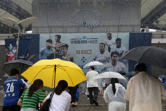 프로축구는 일반적으로 우천으로 경기가 순연되지 않지만 2010년 이후 5차례 천재지변으로 연기됐다. 사진은 지난달 13일 수중전으로 지러진 팀K리그와 토트넘 홋스퍼 경기에 앞서 서울 상암월드컵경기장에 입장하는 관중들의 모습. /사진=뉴스1