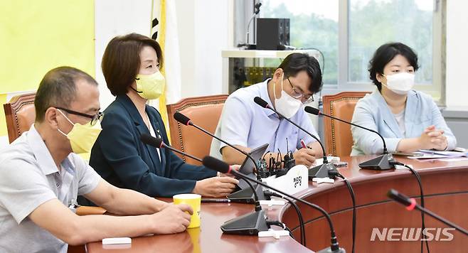[서울=뉴시스] 고범준 기자 = 이은주 정의당 비상대책위원장이 8일 서울 여의도 국회에서 열린 제15차 비상대책위원회의에서 발언하고 있다. (공동취재사진) 2022.08.08. photo@newsis.com