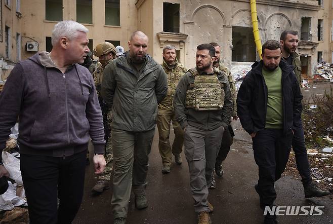 [하르키우=AP/뉴시스] 5월29일 볼로디미르 젤렌스키(왼쪽) 우크라이나 대통령이 하르키우시 전선을 방문해 둘러보며 현지 관계자의 설명을 듣고 있다. 2022.05.30.