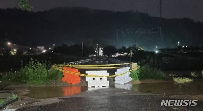 경기 고양시 덕양구 지축동 노후 무명교가 상판이 붕괴돼 통제되고 있다.(사진=고양시 제공)