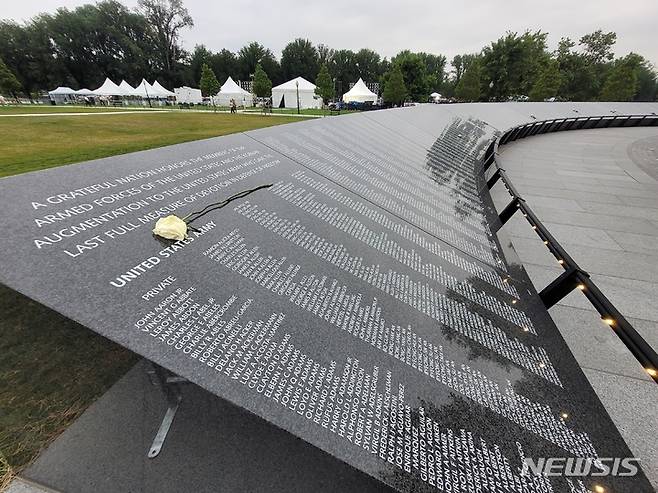 [워싱턴=뉴시스]김난영 기자 = 27일(현지시간) 워싱턴DC 한국전 참전용사 기념공원에서 한국전쟁 전사자 이름을 새긴 '추모의 벽' 공식 제막식이 열렸다. 사진은 제막식 전 촬영한 추모의 벽 모습. imzero@newsis.com 2022.07.27.