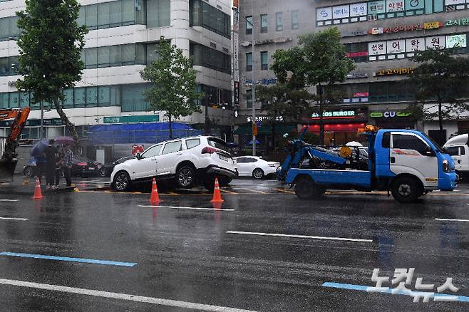 9일 서울 대치역 인근 도로에 지난밤 폭우로 침수된 차량에 대한 견인 작업이 이뤄지고 있다. 박종민 기자