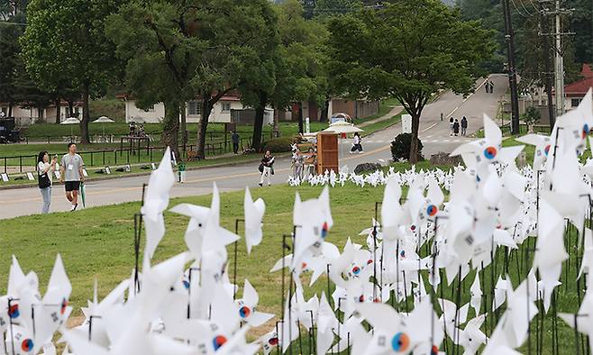 지난 6월 26일 서울 용산공원을 찾은 시민들이 '국민의 바람정원'을 구경하고 있다. 연합뉴스