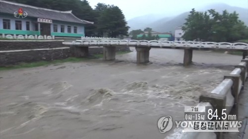 북한 곳곳에 7일 하루 동안 장마성 폭우가 내리면서 농촌 등 각 현장에서 수해 방지에 비상이 걸렸다. 이날 전국 평균 강수량은 35.9mm로 나타났지만 지역에 따라 5~6배 많이 내린 곳도 속출했다고 조선중앙TV가 보도했다./연합뉴스