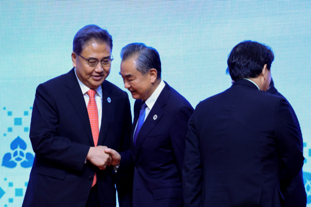 박진(왼쪽) 외교부 장관과 왕이 중국 국무위원 겸 외교부장이 이달 4일(현지 시간) 캄보디아 수도 프놈펜에서 열린 아세안(ASEAN·동남아시아국가연합)+3(한중일) 외교장관회의에서 악수하고 있다. 연합뉴스