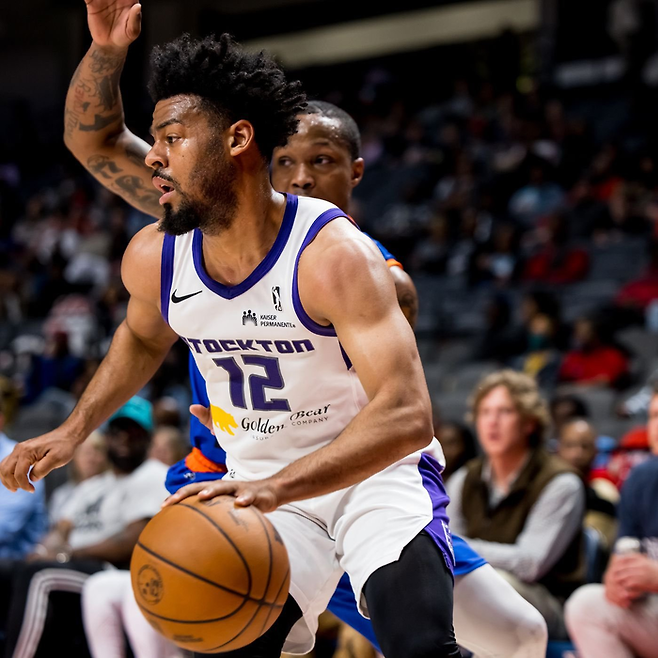 지난 시즌에 새크라멘토 산하 G리그 팀인 스톡턴 킹스 유니폼을 입은 퀸 쿡. 클러치 포인트 제공