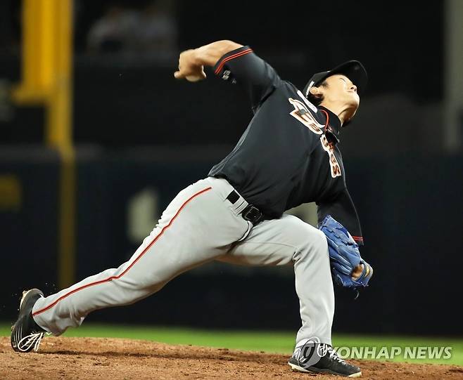 온 힘을 다해 던지는 한화 윤산흠 [연합뉴스 자료사진]