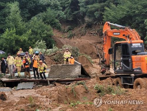 산사태에 파묻힌 주택 (횡성=연합뉴스) 양지웅 기자 = 9일 낮 12시 54분께 강원 횡성군 둔내면 현천리에서 산사태가 발생해 주택 한 채를 덮쳐 소방당국이 실종자 수색 작업을 벌이고 있다. 소방당국은 70대 남성 A씨가 매몰된 것으로 추정하고 있다. 2022.8.9 yangdoo@yna.co.kr