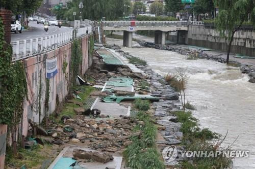 처참한 도림천 산책길 (서울=연합뉴스) 김주성 기자 = 서울에 내린 80년 만의 기록적 폭우로 피해가 속출하는 가운데 9일 범람 위기까지 갔던 서울 관악구 도림천의 산책로가 처참하게 망가져 있다. 2022.8.9 utzza@yna.co.kr