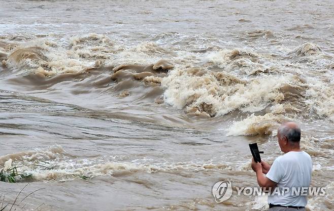 하천 범람으로 사라진 도로 [연합뉴스 자료사진]