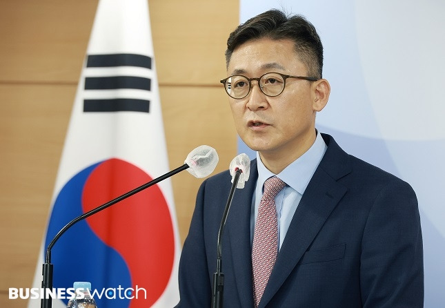권대영 금융위원회 금융정책국장은 10일 자영업자 소상공인 대환대출 프로그램에 대해 설명했다./사진=금융위원회