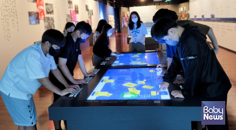 국립중앙청소년수련원 '좋은시민이란 무엇인가?' 프로그램 참가자들이 민주생활전시관에서 민주주의를 배우고 있다. ⓒ국립중앙청소년수련원