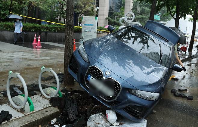 지난 9일 오전 서울 서초구 진흥아파트 앞 일대에서 폭우에 침수됐던 차량들이 물이 빠지면서 모습을 드러내고 있다.(사진=이데일리 방인권 기자)