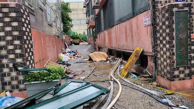 지난 8일 서울 관악구 부근 한 빌라 반지하에 폭우로 침수된 일가족 3명이 갇혀 신고했지만 결국 사망했다. (사진=연합뉴스)