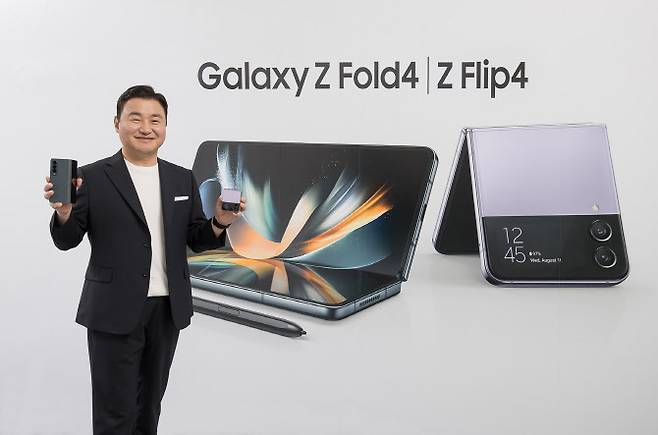 노태문 삼성전자 MX사업부장(사장)이 10일 열린 ‘갤럭시 언팩 2022’에서 4세대 폴더블폰 ‘갤럭시Z 폴드’와 ‘갤럭시Z 플립4’를 소개하고 있다. (사진=삼성전자)