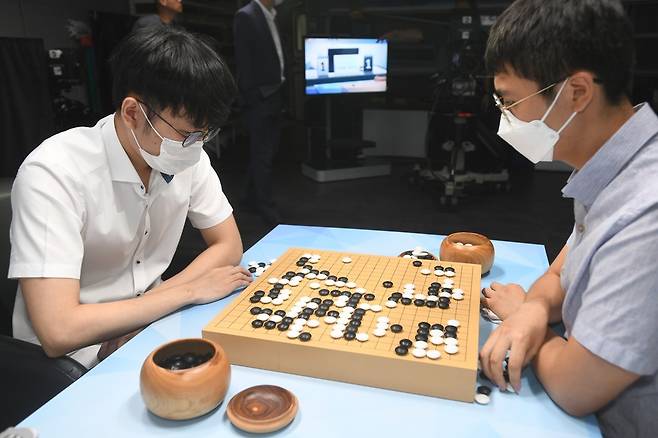 지난해 GS칼텍스배 결승에서 맞붙은 신진서(왼쪽)와 변상일이 또 다시 결승에서 우승 격돌을 벌인다. [한국기원 제공]