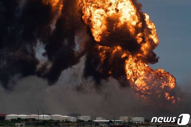 8일 (현지시간) 중남미 쿠바 마탄사스에 있는 대형 석유 저장 단지 내 원유 탱크가 벼락을 맞고 폭발해 거대한 불덩이가 솟아오르고 있다. ⓒ AFP=뉴스1 ⓒ News1 우동명 기자