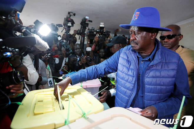9일(현지시간) 케냐 수도 나이로비 한 투표소에서 라일라 오딩가 전 총리 겸 대선 후보가 취재진에 둘러싸인 채 투표함에 용지를 넣고 있다. 2022.08.09 ⓒ 로이터=뉴스1 ⓒ News1 정윤미 기자