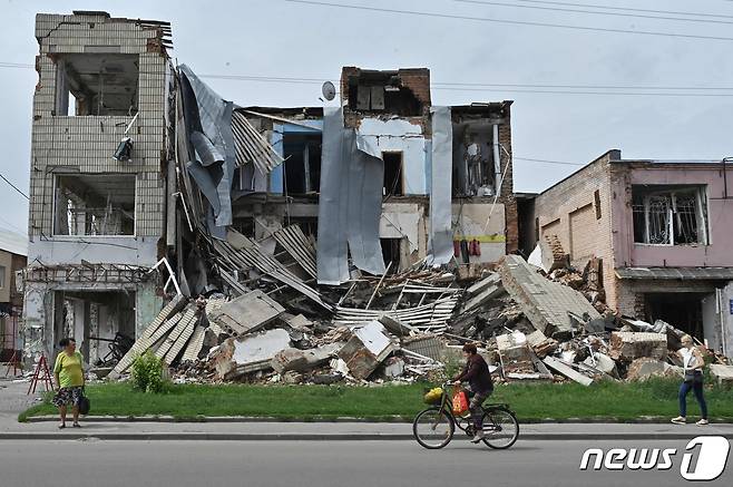 1일(현지시간) 우크라이나 수미주 오흐티르카에서 러시아 군이 포격을 받아 파괴된 상점의 모습이 보인다. ⓒ AFP=뉴스1 ⓒ News1 우동명 기자