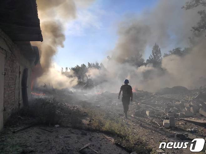러시아의 우크라이나 공격이 한창인 27일(현지시간) 우크라이나 도네츠크주 토레츠크에서 한 구조대원이 러시아군의 공격으로 파괴된 주택가 잔해 사이를 걷고 있다. ⓒ 로이터=뉴스1 ⓒ News1 박기현 기자