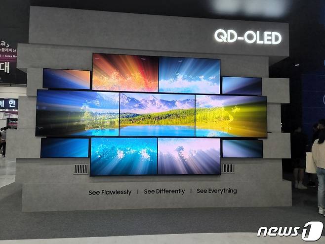 10일 서울 삼성동 코엑스에서 열린 ‘K-디스플레이 2022’에 전시된 QD-OLED 패널 ⓒ 뉴스1