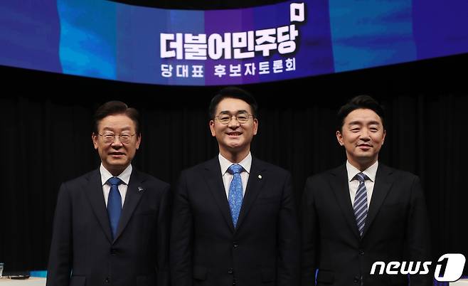 이재명(왼쪽부터), 박용진, 강훈식 더불어민주당 당대표 후보들이 10일 MBC충북에서 열린 '더불어민주당 당대표 후보자 방송 토론회'에 앞서 기념촬영을 하고 있다. 2022.8.10/뉴스1 ⓒ News1 김용빈 기자
