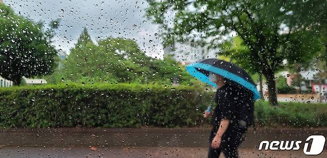 전북지역 에 많은 비가 예고된 가운데 10일 전북 전주시 전북대학교에서 우산을 쓴 학생이 발걸음을 옮기고 있다. 2022.8.10/뉴스1 ⓒ News1 유경석 기자
