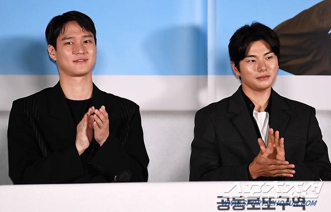 영화 육사오 언론시사회가 10일 서울 용산구 한강로동 CGV용산아이파크몰에서 열렸다. 배우 고경표, 이이경이 인터뷰를 하고 있다. 용산=박재만 기자 pjm@sportschosun.com/2022.08.10/