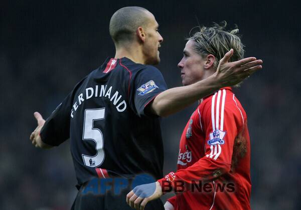 신경전을 벌이는 맨유 시절 리오 퍼디난드(왼쪽)와 리버풀 시절 페르난도 토레스. ⓒAFPBBNews = News1