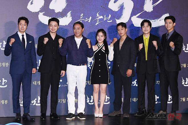 한산: 용의 출현' 제작보고회에 참석한 김한민 감독, 박해일, 변요한, 김성규, 김성균, 김향기, 옥택연. ⓒ이혜영 기자 lhy@hankooki.com