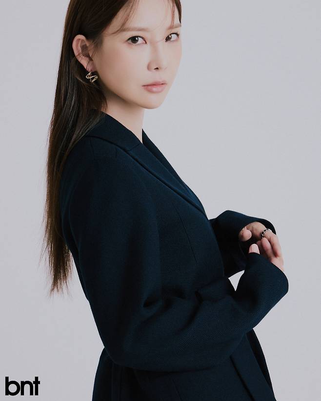 울 트윌 재킷은 리호, 이어링은 겟미블링, 오닉스링은 폴브리알 제품.