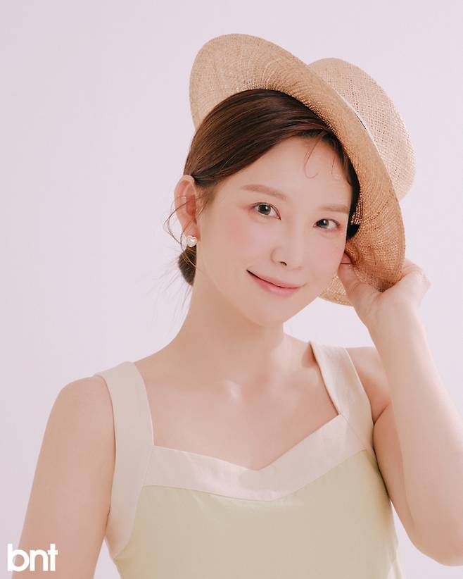 원피스는 리엘, 진주 이어링은 OST 제품.