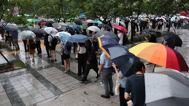 수도권 폭우가 계속된 9일 오후 서울 종로구 세종로사거리 인근에서 퇴근길 시민들이 버스를 기다리고 있다. 2022.8.9/연합뉴스