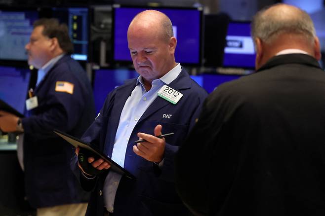 미국 뉴욕증권거래소 입회장에서 트레이더들이 업무를 보고 있다. /로이터=연합뉴스