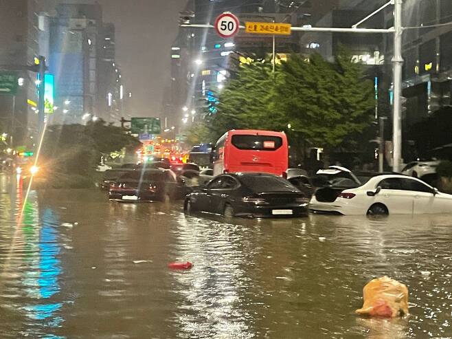 8일 서울 강남역 사거리 교대 방향 도로가 침수돼 있다.