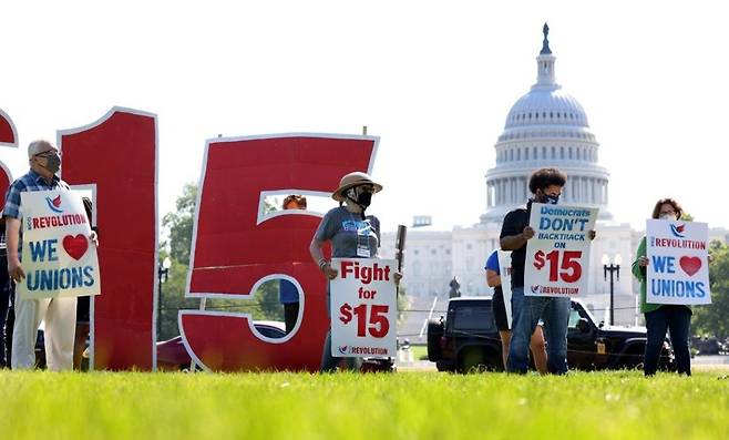 미국 워싱턴DC 의회 의사당 앞에서 활동가들이 연방 최저임금을 시간당 15달러로 인상하라고 요구하는 시위를 벌이고 있다. /AP 연합뉴스