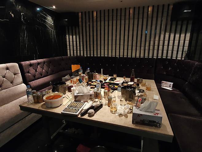 '백화점식' 성매매 영업을 벌이다 적발된 서울 강남구 역삼동의 한 유흥업소 객실. /조선DB