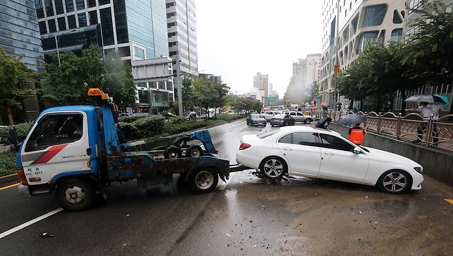 서울을 비롯한 중부지역에 기록적인 폭우가 내린 9일 서울 서초구 서초동 진흥아파트 앞 서초대로에 폭우에 침수, 고립된 차량이 견인되고 있다./뉴스1