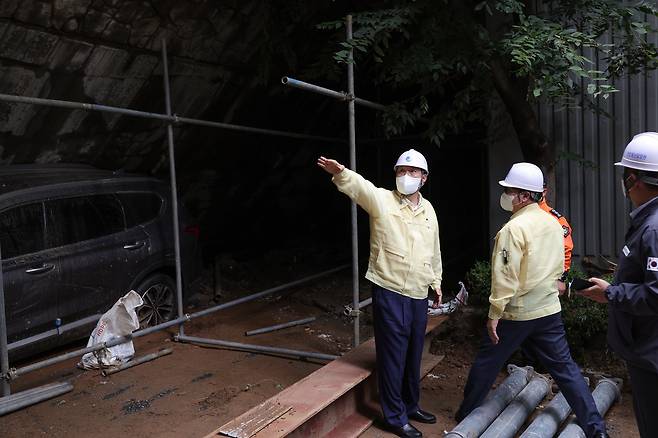 윤석열 대통령이 10일 오후 서울 동작구 극동아파트 옹벽 붕괴 현장을 방문하고 있다. /대통령실 제공