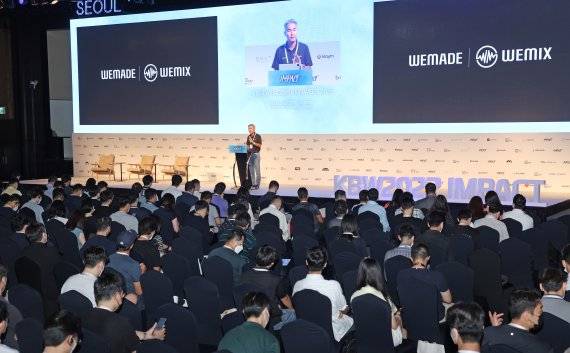 아시아 최대 블록체인 행사인 ‘코리아블록체인위크 2022(KBW 2022)’ 메인 컨퍼런스 행사가 9일 서울 강남구 그랜드 인터컨티넨탈 서울 파르나스에서 열렸다. 장현국 위메이드 대표가 강연하고 있다. 사진=김범석 기자