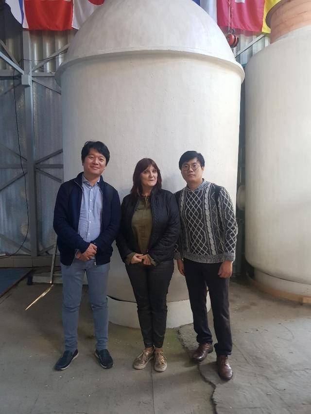 한형태(맨 오른쪽) 크리오아시아 대표가 러시아 크리오러스의 냉동인간 보존센터의 챔버 앞에서 발레리아 우달로바(가운데) 공동대표와 기념 촬영을 하고 있다. 크리오아시아 제공