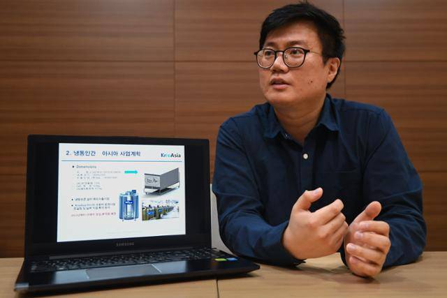 한형태 크리오아시아 대표가 한국일보에서 인터뷰를 하며 냉동인간 기술의 수출과, 황우석 박사와 진행하는 반려견 복제사업에 대해 설명하고 있다. 김하겸 인턴기자