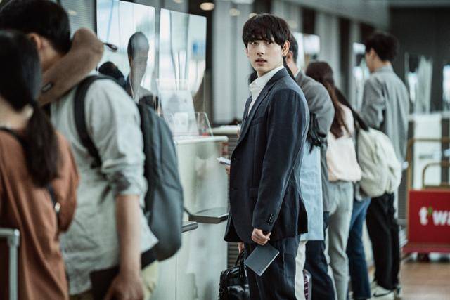 임시완은 '비상선언'에서 행선지를 정하지 않고 공항을 찾은 빌런 진석을 연기했다. 임시완은 극 초반 강렬한 존재감을 드러냈다. 쇼박스 제공