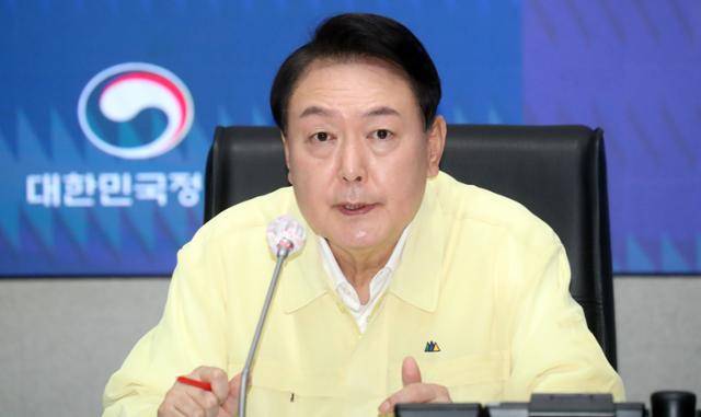 윤석열 대통령이 10일 정부서울청사에서 열린 집중호우 대처상황 점검회의를 주재하고 있다. 뉴스1