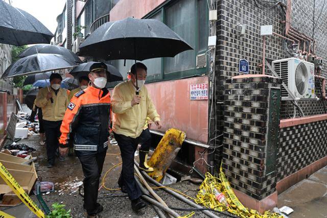 윤석열 대통령이 9일 간밤 폭우로 일가족 3명이 사망한 서울 관악구 신림동의 다세대 주택 현장을 둘러보고 있다. 대통령실 제공